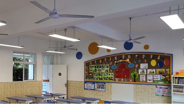 華輝教育照明告訴你，學(xué)校教室照明要考慮哪些方面？