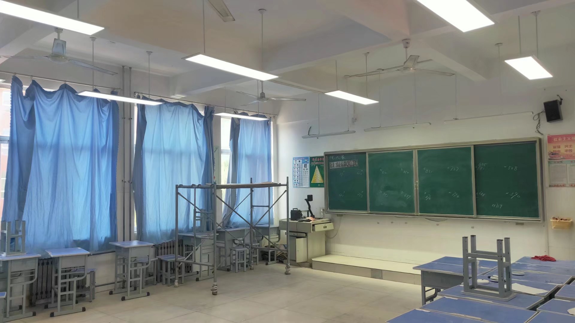 華輝教育照明用心呵護學生雙眼，LED護眼教室燈具改善照明環(huán)境