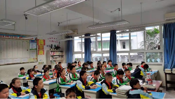 <i style='color:red'>十大教育照明</i>品牌——華輝教育照明，為學(xué)生打造教室優(yōu)質(zhì)照明光環(huán)境