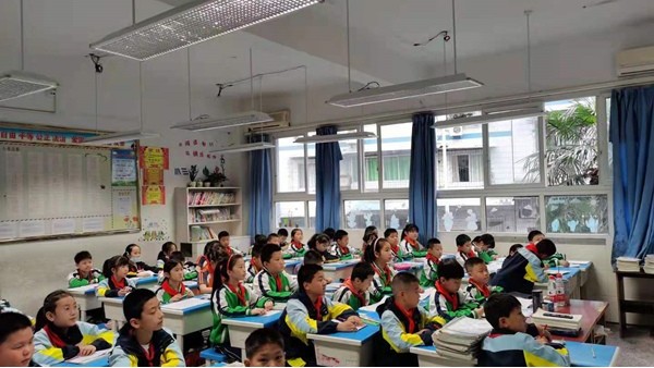 改造不良的教室照明光環(huán)境是預(yù)防學(xué)生視力下降的有效措施